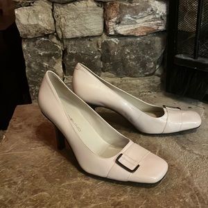 Bandalino 7.5 Pump with buckle.